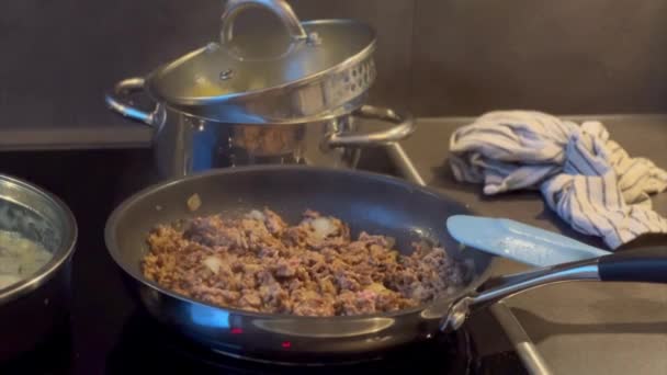 Darált Marhahúst Sütök Serpenyőben Spagetti Tésztát Főzök Fazékban Kiváló Minőségű — Stock videók