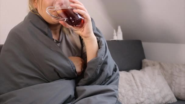 Hasta Kadın Limonlu Sıcak Çay Içiyor Evinde Battaniyeyle Kanepede Oturuyor — Stok video