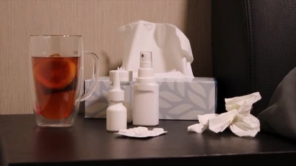 Heißer Tee Mit Zitrone Tabletten Nasenspray Halsspray Und Einem Thermometer — Stockvideo