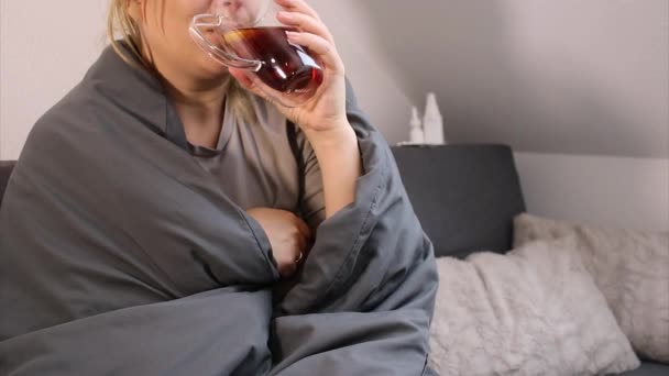 Hasta Kadın Limonlu Sıcak Çay Içiyor Evinde Battaniyeyle Kanepede Oturuyor — Stok video
