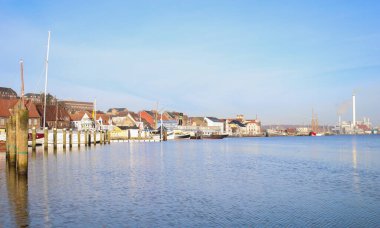 Flensburg, Almanya - Ocak 2024: Gündüz liman ve şehir manzarası