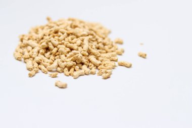 Kurutulmuş fasulye kıyma yığını beyaz arka planda izole edilmiş. 