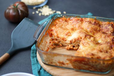 Ev yapımı vejetaryen lazanya, soya eti ve vejetaryen peynirli fırında pişirilmiş cam tabakta.