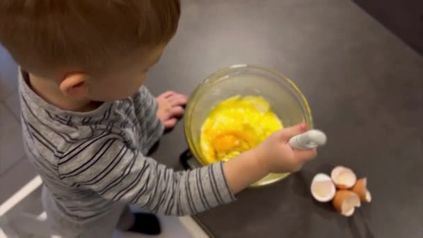 Mutfakta Hamur Işi Yapan Beyaz Şirin Bir Çocuğun Üst Görüntüsünü — Stok video