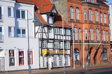 Almanya 'nın kuzeyindeki bir şehir olan Flensburgs limanı yakınlarındaki tarihi eski evler. 