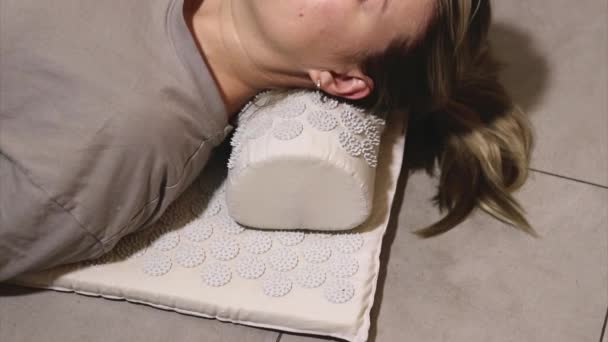 Zbliżenie Młodej Kobiety Leżącej Beżowej Macie Akupresury Domu Metoda Samomasażu — Wideo stockowe