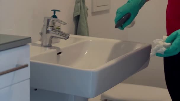自宅で浴室のシンクを掃除する女性のクローズアップ — ストック動画