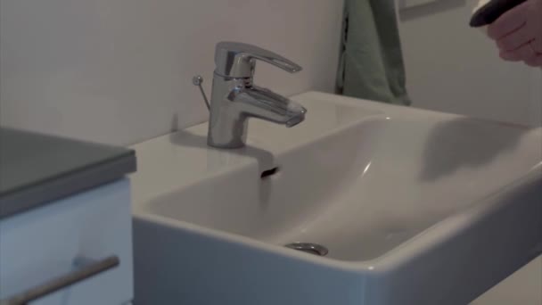 Nahaufnahme Einer Frau Die Hause Ein Waschbecken Badezimmer Reinigt — Stockvideo