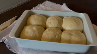 Pişirme tavasında çiğ haç çöreklerini yakın.