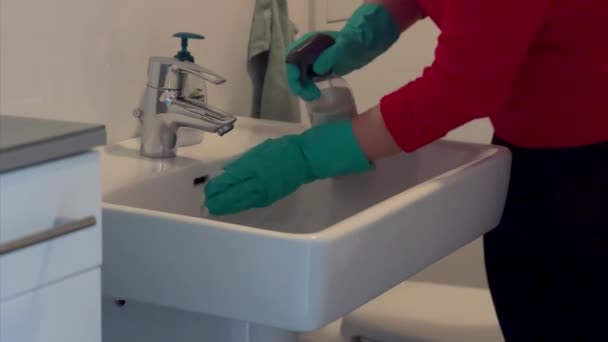 Nahaufnahme Einer Frau Die Hause Ein Waschbecken Badezimmer Reinigt — Stockvideo