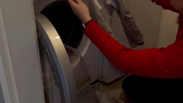 Κοντινό Πλάνο Μιας Καυκάσιας Γυναίκας Που Κάνει Μπουγάδα Στο Σπίτι — Αρχείο Βίντεο