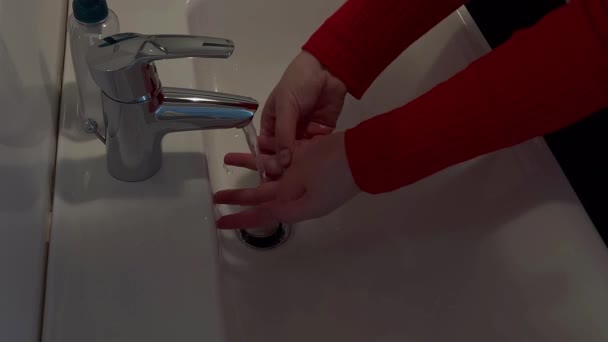 Close Mulher Lavando Mãos Banheiro Casa — Vídeo de Stock