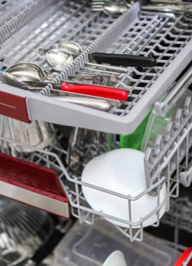 Bulaşık makinesinin çatal bıçak takımını kapat.