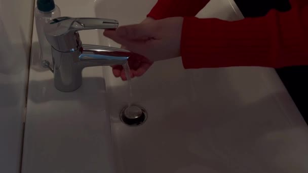Nahaufnahme Einer Frau Beim Händewaschen Badezimmer Hause — Stockvideo