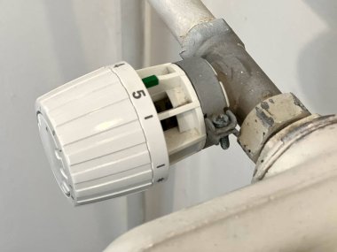 En yüksek konumdaki termostat radyatörünü kapat. Soğuk mevsim konseptinde evlerin ısıtılması