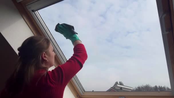 Fiatal Takarít Egy Velux Ablakot Otthon Napfényben Visszanézés — Stock videók