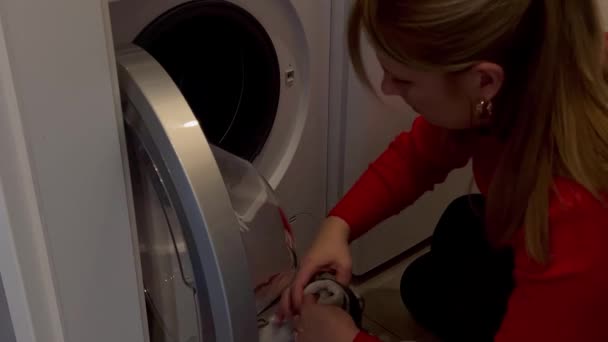 自宅で洗濯をしている白人女性の近くに — ストック動画