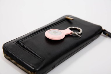 Siyah cüzdanda, masa arkaplanlı bir elma etiketi. 