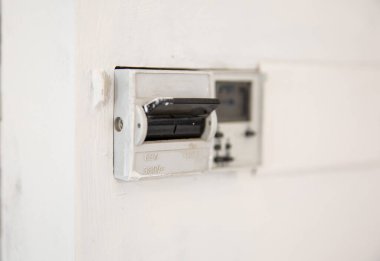 Beyaz duvardaki eski bir elektrik sayacını kapat