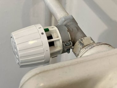 En soğuk pozisyonda termostat radyatörünü kapat. Soğuk mevsim konseptinde evlerin ısıtılması