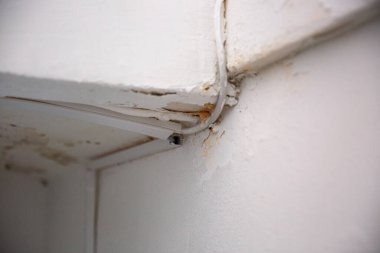 Beyaz duvara asılmış kablolar, kapatın.