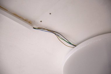 Beyaz duvara asılmış kablolar, kapatın.