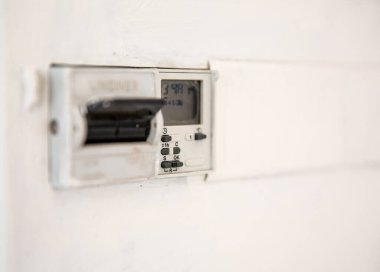 Beyaz duvardaki eski bir elektrik sayacını kapat