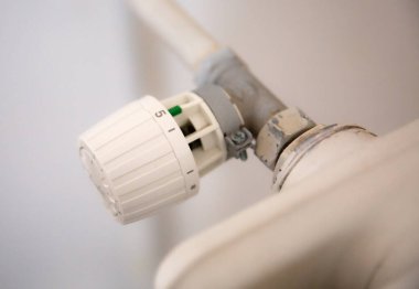 En yüksek konumdaki termostat radyatörünü kapat. Soğuk mevsim konseptinde evlerin ısıtılması