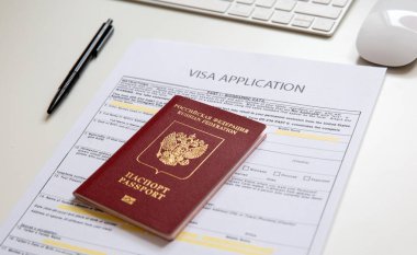 Masada Rus pasaportu olan bir vize başvuru belgesini kapat