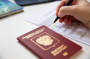 Masada Rus pasaportu olan bir kadının vize başvurusunda bulunması. 