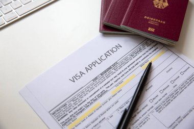 Masada Alman pasaportu olan bir vize başvuru belgesini kapat