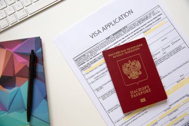 Masada Rus pasaportu olan bir vize başvuru belgesini kapat