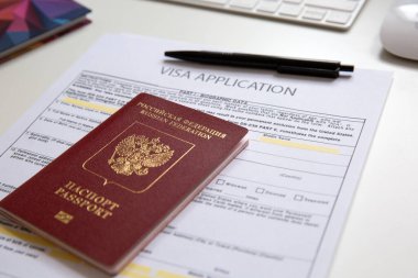 Masada Rus pasaportu olan bir vize başvuru belgesini kapat
