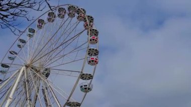 Yaz mevsiminde mavi gökyüzü ile dönme dolabı kapatın