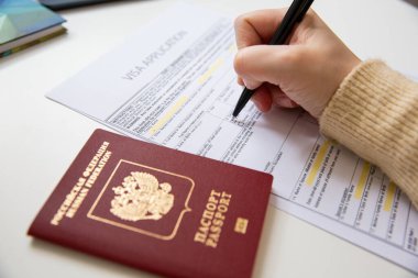 Masada Rus pasaportu olan bir kadının vize başvurusunda bulunması. 