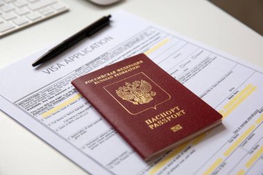Masada Rus pasaportu olan bir vize başvuru belgesini kapat
