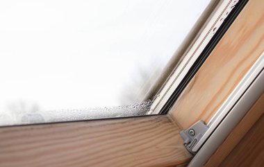 Bir evdeki Velux penceresindeki yoğunlaşmayı kapat, su damlaları ve nem oranı, bulanık arkaplan