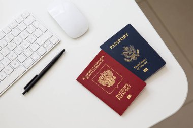 Beyaz ofis masasında bir Amerikan ve bir Rus pasaportu, vize belgesi isteği kavramı