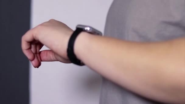 Close Uma Mulher Usando Seu Smartwatch Pulso Fundo Embaçado — Vídeo de Stock