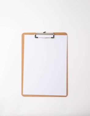 Boş beyaz kağıtlı ahşap pano. İzole edilmiş beyaz arka plan. 