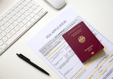 Masada Alman pasaportu olan bir vize başvuru belgesinin üst görünümü