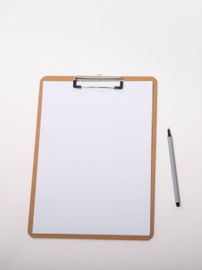 Boş beyaz kağıtlı ahşap pano, izole edilmiş beyaz arka plan, kalem ile taklit edilir. 