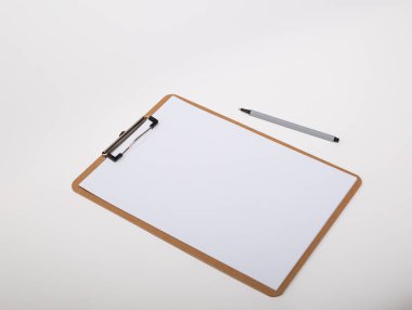 Boş beyaz kağıtlı ahşap pano, izole edilmiş beyaz arka plan, kalem ile taklit edilir. 