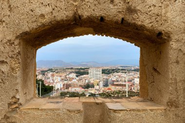 İspanya 'nın Alicante şehrinde güneşli bir günde Santa Barbara kalesinden manzara