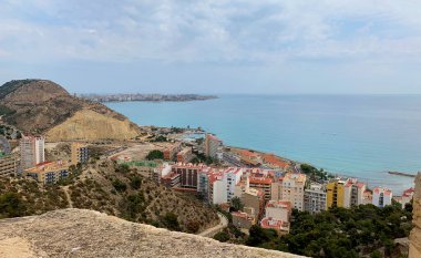 İspanya Alicante 'deki Costa Blanca' da manzara okyanus manzarası.