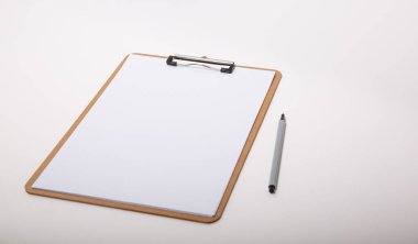 Boş beyaz kağıtlı ahşap pano, izole edilmiş beyaz arka plan, kalem ile taklit edilir. 