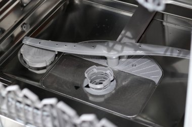 Modern bir bulaşık makinesinin içini kapat, filtre temizleme konsepti 