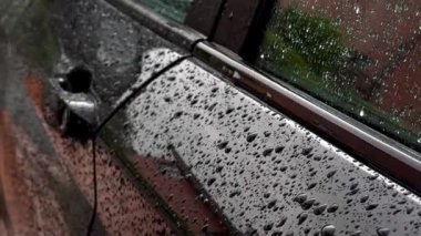 Siyah bir arabadaki yağmur damlalarını kapatın. Yüksek kaliteli FullHD görüntüler