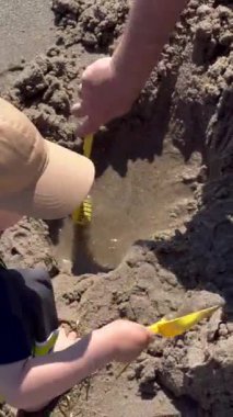 Kumda babasıyla oynayan küçük bir çocuğun en iyi görüntüsü. Yüksek kalite 4k görüntü