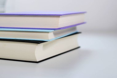 Kapatın. Boş kopya alanı olan beyaz masadaki kitapların maketini yapın.